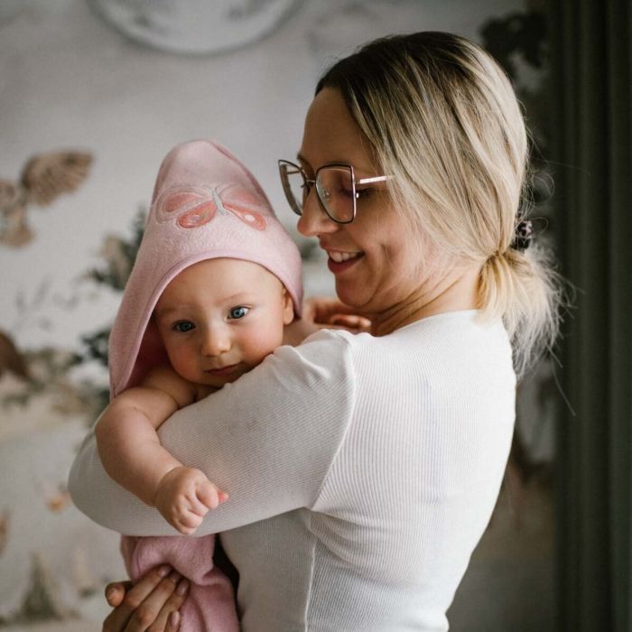 Bamboo kapuutsiga vannilina 100x100  "Butterfly" roosa